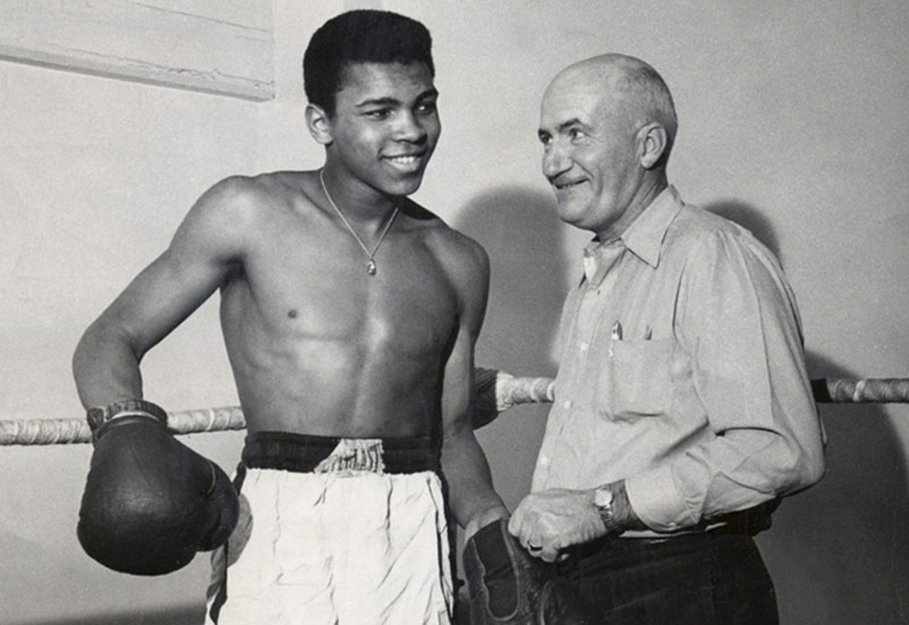 Cassius Clay, más tarde Muhammad Ali, con su entrenador Joe Martin, en el año 1960, cuando ganó su oro olímpico en Roma.