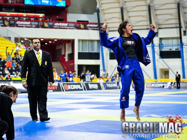 Ana Carolina Vieira vibra para vencer en la final del absoluto azul, no Mundial 2013 en Long Beach.  Foto: Dan Rod