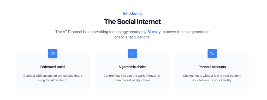 Presentación en pantalla del sitio web bluesky.xyz y su lista de características de tres columnas: redes sociales federadas, elección algorítmica, cuentas portátiles